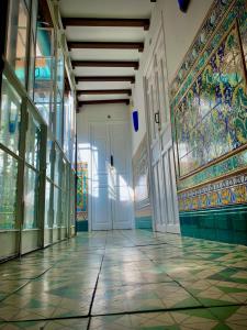 un pasillo de un edificio con mosaicos coloridos en las paredes en Hostal Lis en Sevilla