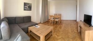 瓦爾納的住宿－內甚科夫海洋公園酒店，客厅配有沙发和桌子