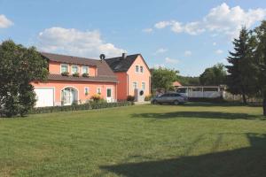 uma casa com um carro estacionado num quintal em Ferienhaus Schild em Elsterheide