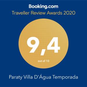un cartel que lee los premios de revisión de viajes con un círculo amarillo en Paraty Villa d`agua Temporada, en Paraty