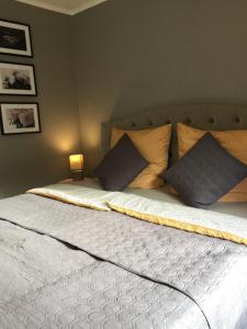 a bed with pillows on it in a bedroom at Bungalow Saaletal in Kahla