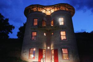 Un edificio con una cupola sopra. di Fairview Estates a Fouriesburg