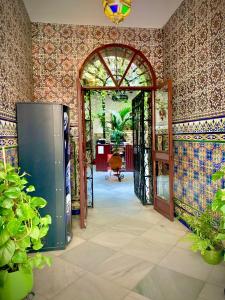 una entrada a una habitación con puerta abierta en Hostal Lis en Sevilla