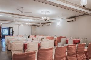 una habitación con filas de sillas y una pantalla en Araliayas Resort & Spa, en Udaipur