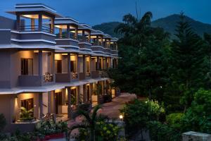 Una vista exterior de un hotel por la noche. en Araliayas Resort & Spa, en Udaipur