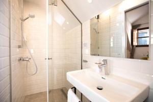 W łazience znajduje się umywalka i prysznic. w obiekcie Villa Four Winds IV w Dubrowniku