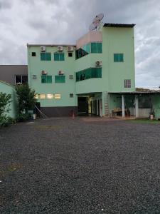 un gran edificio verde con aparcamiento en Araguaia Hotel en Bom Jesus