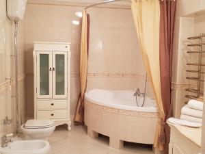 Salle de bains dans l'établissement Оптималь