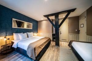 Pokój hotelowy z dużym łóżkiem i lustrem w obiekcie Hotel Sint Nicolaas w Amsterdamie