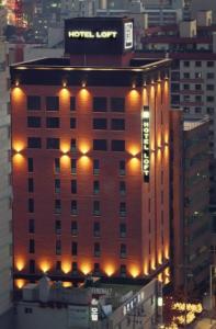 un edificio alto con luces encima en Boutique Hotel Loft en Seúl