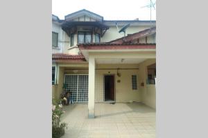 Η πρόσοψη ή η είσοδος του Orked Aeridina Homestay Puchong