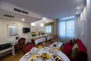 a living room with a table with food on it at San Giovanni Stanly Hotel in Alexandria
