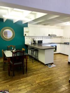 Η κουζίνα ή μικρή κουζίνα στο Self Catering Saldanha House