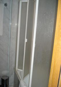 W łazience znajduje się prysznic ze szklanymi drzwiami. w obiekcie Nile Carnival Cruise 4nt Lxr Thursday 3nt Asw Monday w mieście Luksor