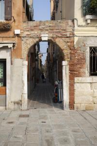 an archway in an alley in a building at Ca D Oro Cannareggio in Venice