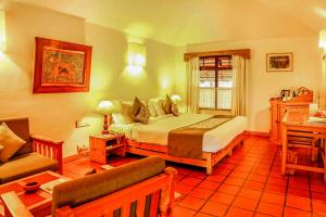 Postel nebo postele na pokoji v ubytování Spice Village Thekkady - A CGH Earth Experience