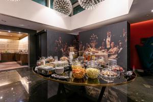 ミラノにあるホテル ミラノ スカラの食べ物が並ぶテーブル