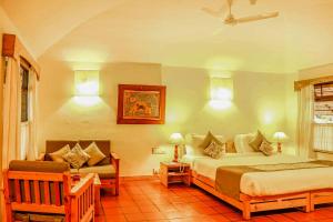 Postel nebo postele na pokoji v ubytování Spice Village Thekkady - A CGH Earth Experience