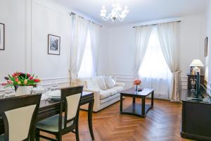 un soggiorno con tavolo e divano di White & Gray Apartments a Praga