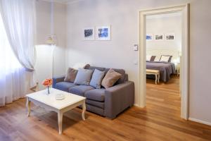 Posezení v ubytování White & Gray Apartments