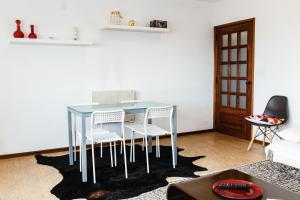 uma mesa e cadeiras numa sala de estar em Aveiro City Center em Aveiro