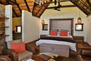 A bed or beds in a room at Tshukudu Bush Lodge