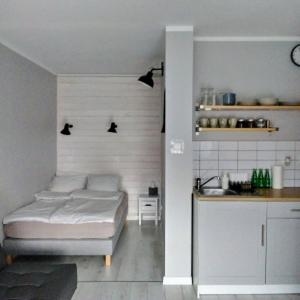 małą sypialnię z łóżkiem i kuchnią w obiekcie Przy Zamku U Przewodników w mieście Malbork