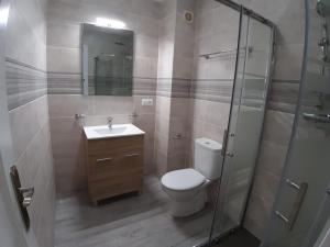 Un baño con inodoro, lavabo y ducha. en Apartamento Sol de Carabeo, en Nerja 11 fotos más