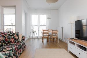 Televízia a/alebo spoločenská miestnosť v ubytovaní Rozłogi Sunny Apartment