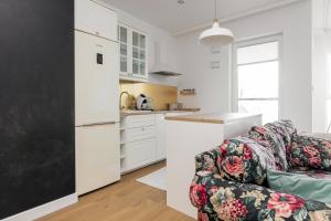 Kuchyňa alebo kuchynka v ubytovaní Rozłogi Sunny Apartment