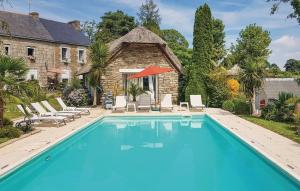בריכת השחייה שנמצאת ב-Crémoren Cottages או באזור