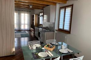 a kitchen with a green table and chairs and a stove at Country Corner Lago Maggiore in Divignano
