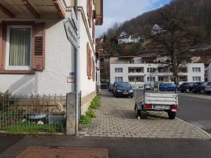 un camion garé sur un trottoir à côté d'un bâtiment dans l'établissement Gästezimmer in Bad Urach, à Bad Urach