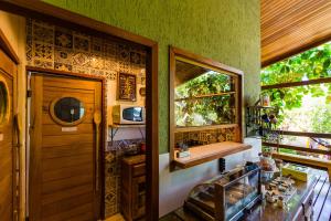 een badkamer met een wastafel, een raam en een deur bij Pousada Naiepe in Fernando de Noronha