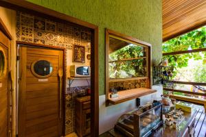 baño con lavabo, ventana y puerta en Pousada Naiepe, en Fernando de Noronha