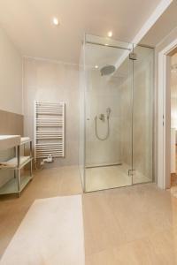 uma cabina de duche em vidro na casa de banho com um lavatório em Vienna City Apartments Castelligasse em Viena