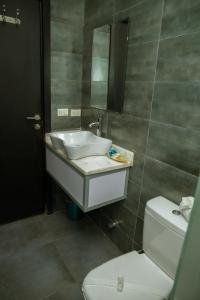 uma casa de banho com um lavatório e um WC em Marvel Stone Hotel no Cairo