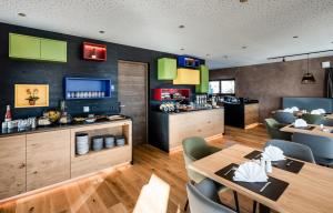 A kitchen or kitchenette at Aparthotel Panorama Living Dolomites
