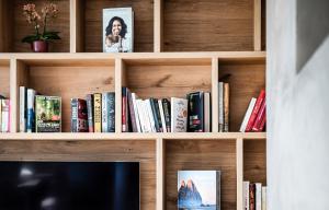 The library in az apartmanhoteleket