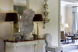 A kitchen or kitchenette at Bowood Hotel, Spa, and Golf Resort 