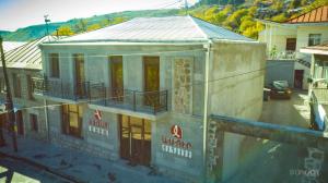 eine Aussicht auf ein Gebäude in einer Stadt in der Unterkunft ASOUR HOTEL in Goris