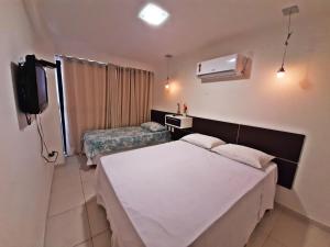 Säng eller sängar i ett rum på Atlântico Tambaú Home Service