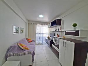 una pequeña cocina con una habitación púrpura y blanca en Atlântico Tambaú Home Service, en João Pessoa