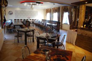 una sala da pranzo con tavoli e sedie in un ristorante di Motel Kochlice a Kochlice