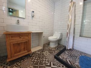 een badkamer met een wastafel en een toilet bij Hostalgia in Puebla +16 foto's