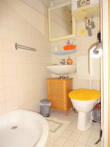 La salle de bains est pourvue de toilettes et d'un lavabo. dans l'établissement Gästezimmer in Bad Urach, à Bad Urach