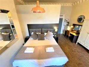 ein Schlafzimmer mit einem großen Bett mit zwei Handtüchern darauf in der Unterkunft The Scott at Claremont Serviced Apartments in Leeds