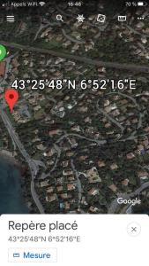 eine Karte einer Stadt mit einem roten Punkt in der Unterkunft AGAY le pti bonheur 60m2 rez de jardin, en bord de mer in Saint-Raphaël