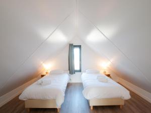 Ένα ή περισσότερα κρεβάτια σε δωμάτιο στο Holiday Home Oesterdam Resort-12