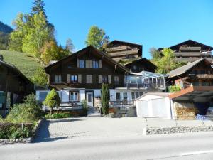 een huis midden in een dorp bij Apartment Studio Poli by Interhome in Zweisimmen